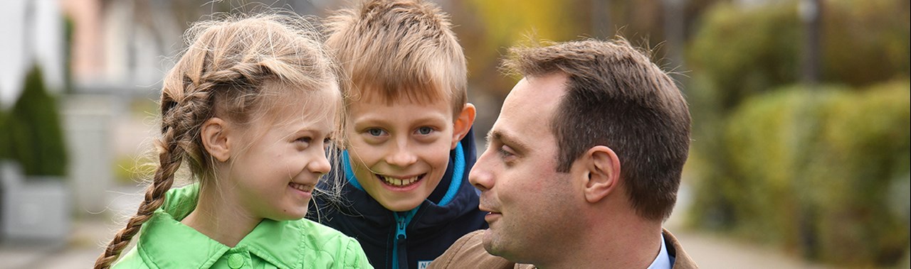 Kinder mit Vater