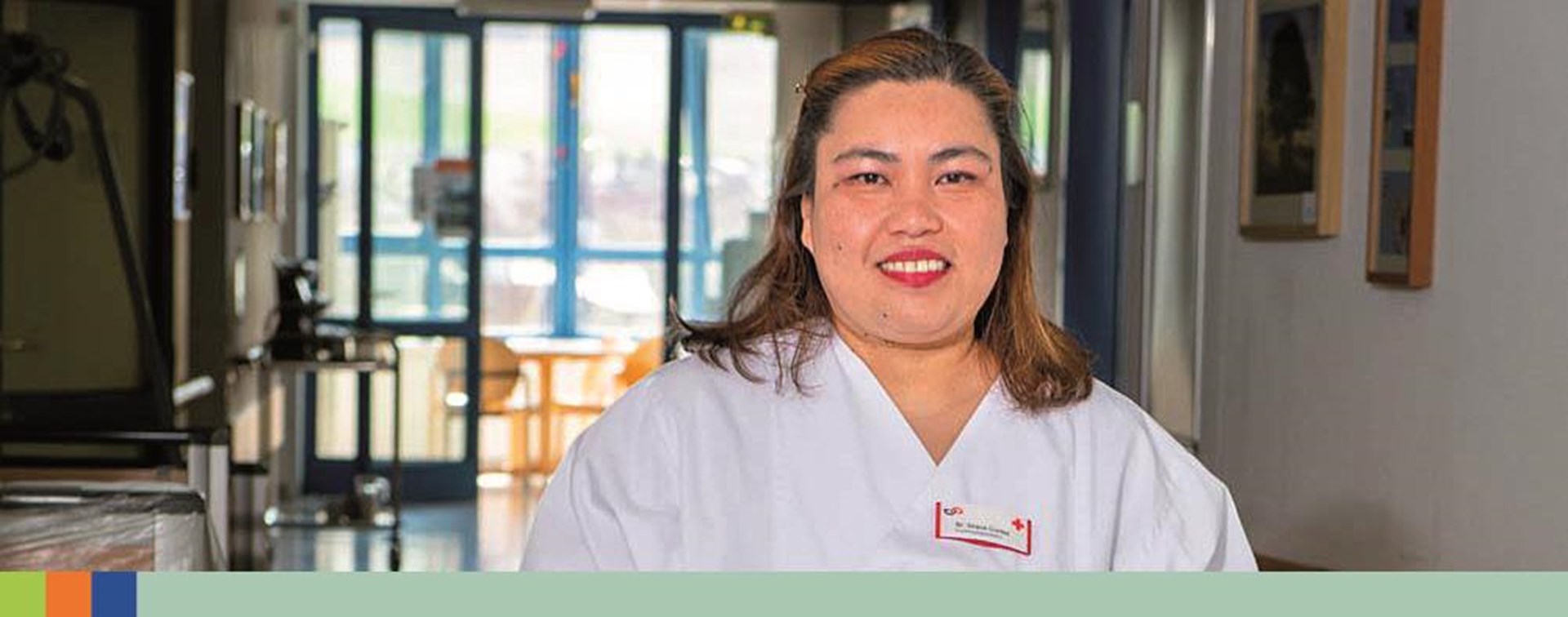 Eine Pflegerin in einem Krankenhausflur